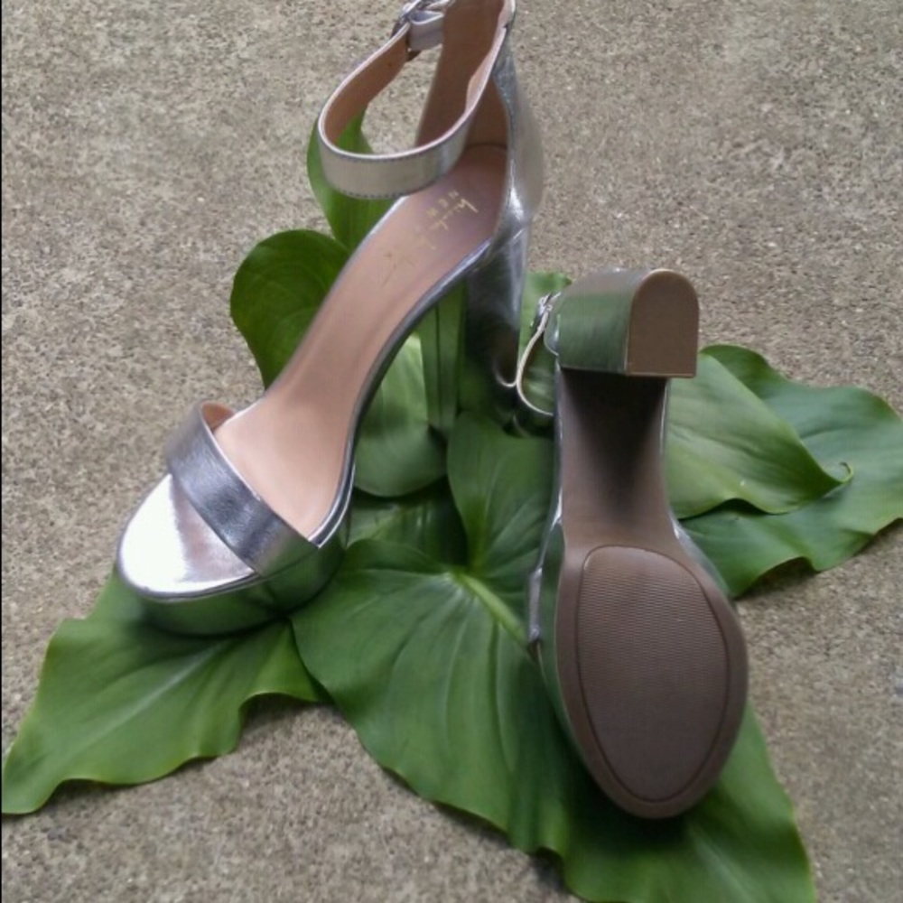 NWOT Nicole Miller metallic platforms. - Picture 3 of 5
